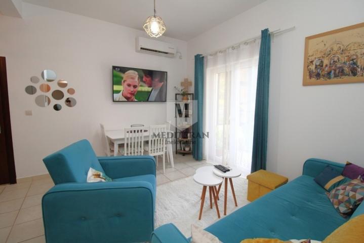 Herceg Novi – Đenovići, dvosoban stan površine 62m2 u neposrednoj blizini mora. 