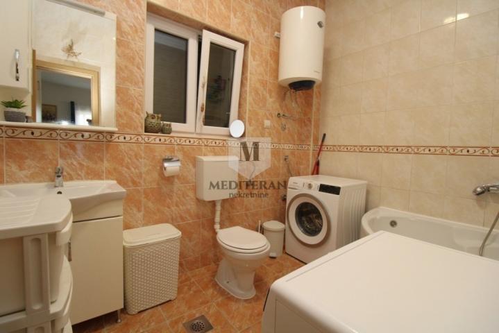 Herceg Novi – Đenovići, dvosoban stan površine 62m2 u neposrednoj blizini mora. 