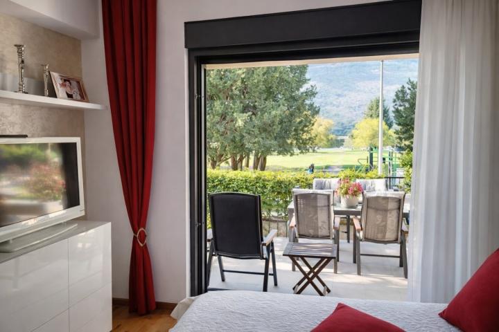 Stan Igalo – prva linija do mora, novogradnja, garaža, 107m²