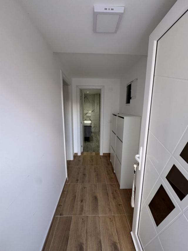 Jednoiposoban lux stan, neuseljavan stan - Pantelej