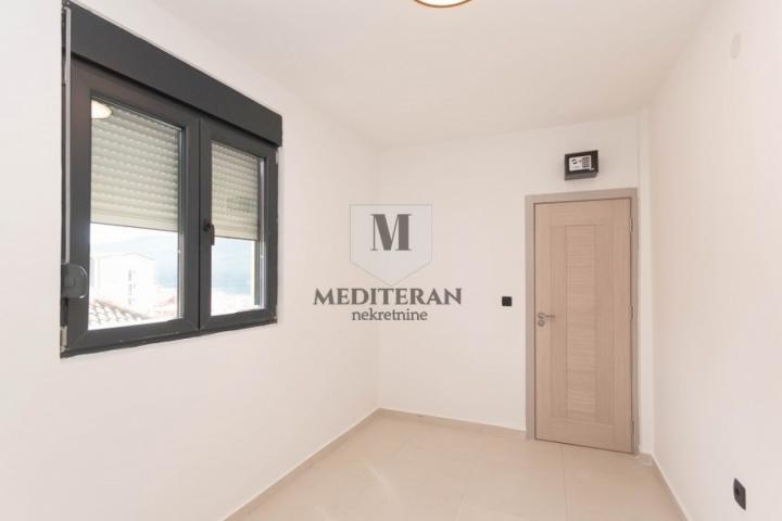 Đenovići, jednosoban stan površine 47m2 sa prelijepim pogledom na more. 