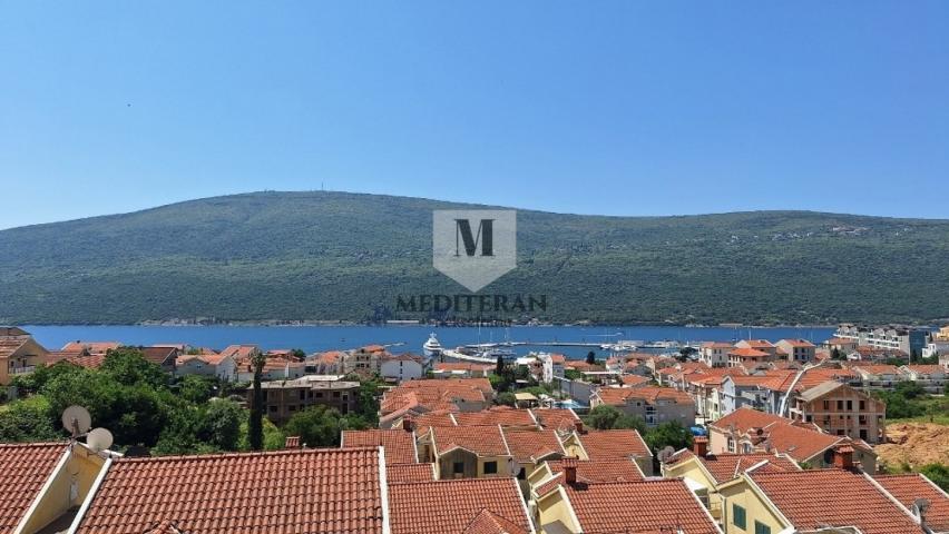 Đenovići, jednosoban stan površine 47m2 sa prelijepim pogledom na more. 