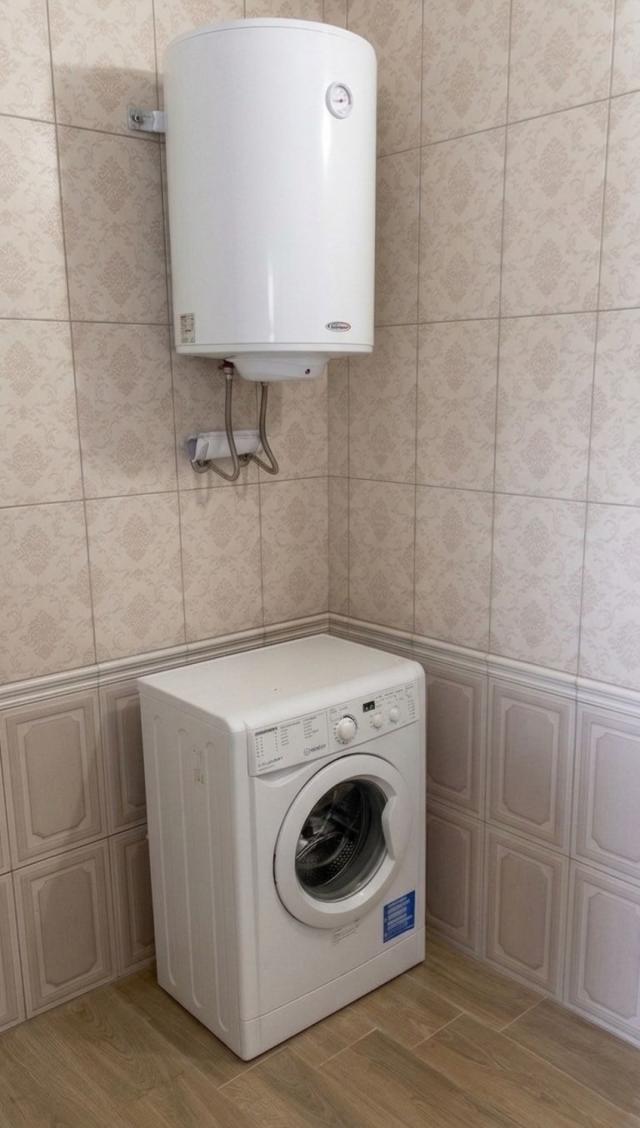 Kuća od 138 m² je na prodaju u udobnom zatvorenom naselju u Baru, Crna Gora. 