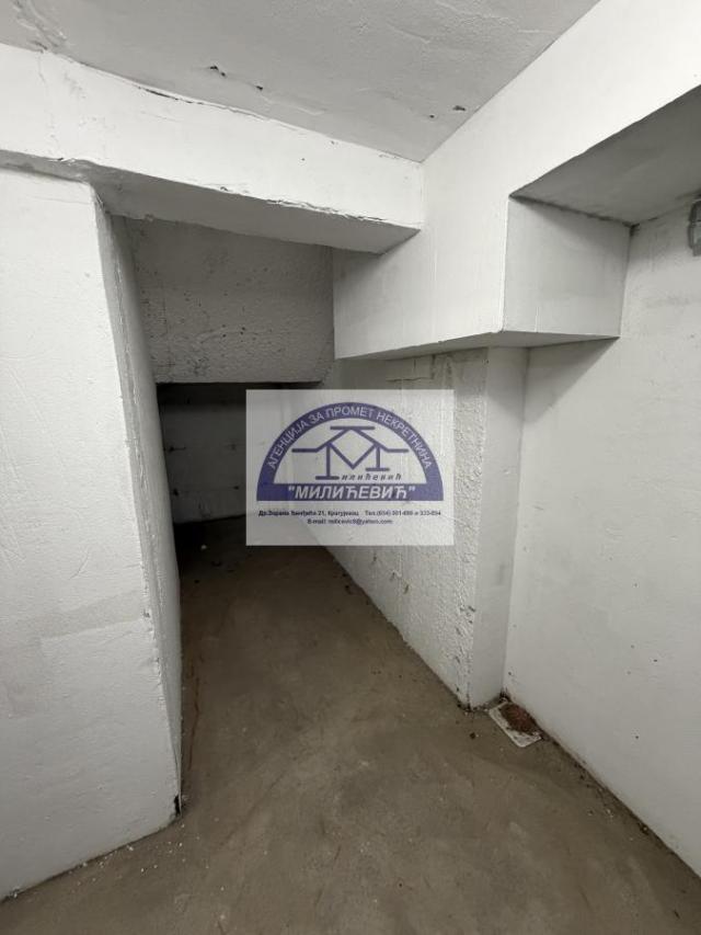 Luksuzan cetvorosoban stan na ekskluzivnoj lokaciji, na drugom spratu, lift, c. g. , dve terase, sta