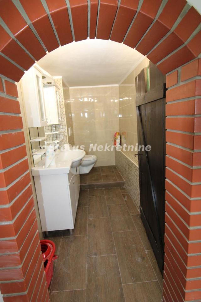 Pogled na Dunav-Vikendica 130 m², plac 8.02 a, Krčedin