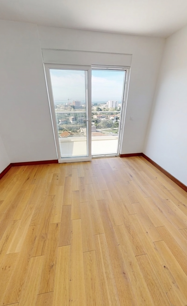 72,76 m² große Wohnung mit Meerblick in der Wohnanlage, Bar