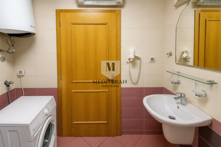  Đenovići, komforan dvosoban stan površine 68m2 u manjoj stambenoj zgradi. 