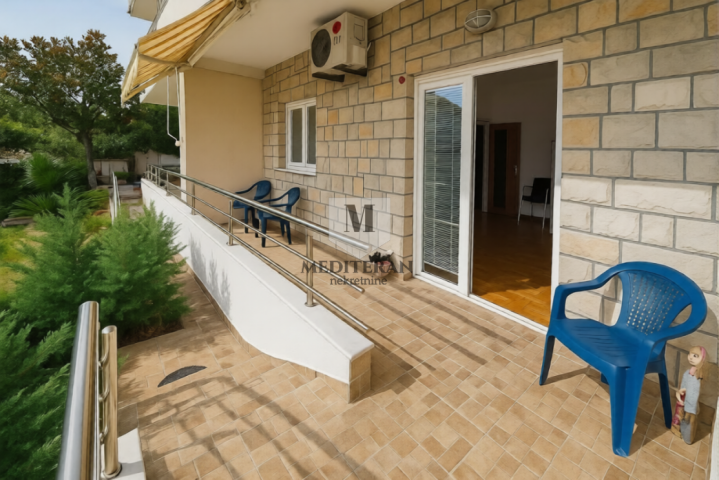  Đenovići, komforan dvosoban stan površine 68m2 u manjoj stambenoj zgradi. 