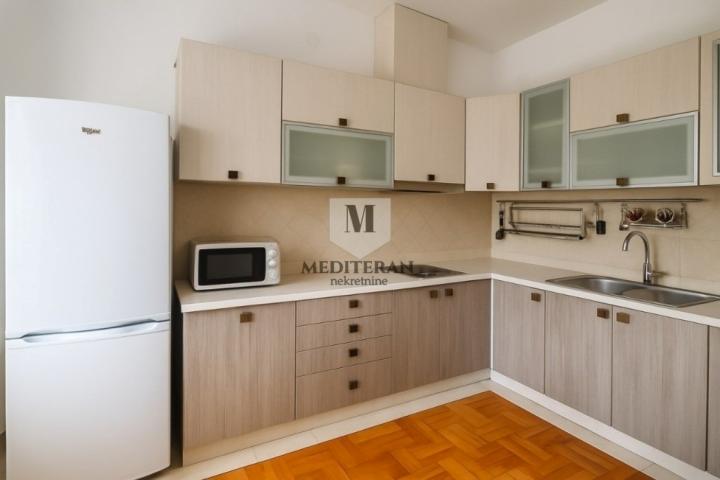  Đenovići, komforan dvosoban stan površine 68m2 u manjoj stambenoj zgradi. 