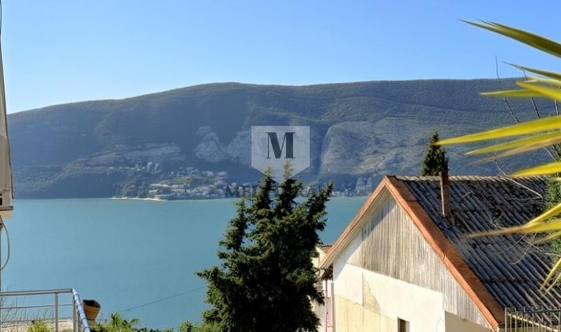 Jednosoban stan površine 43m² sa dodatnih 12m² natkrivene dvorišne terase. 