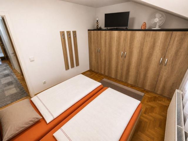 uknjižen, bez ulaganja, 65m2 + parking mesto