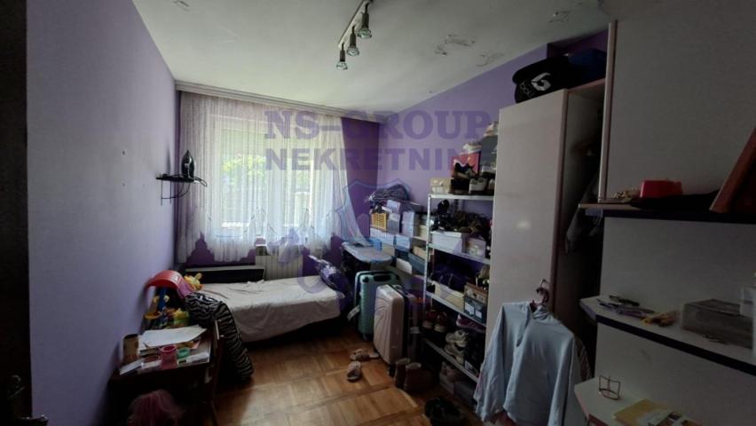 Spratna kuća, Adice