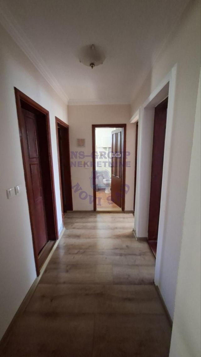 Spratna kuća, Adice
