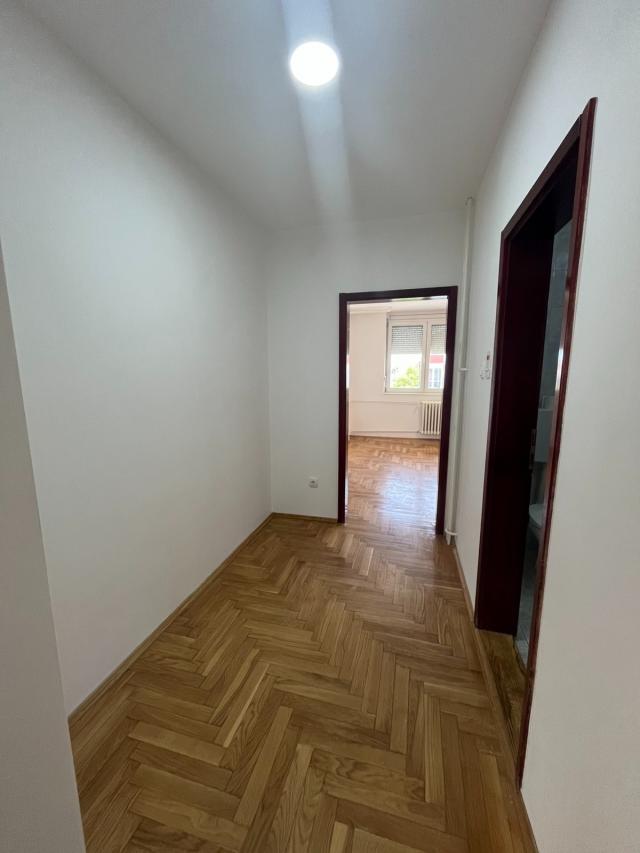 Izdaje se trosoban stan 70m2  - Bulevar Kralja Petra I - PRAZAN