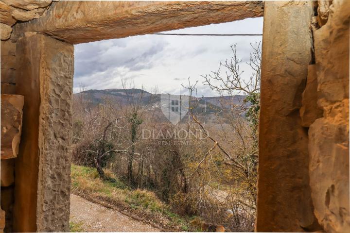Motovun, Kamena kuća s panoramskim pogledom na Motovun !