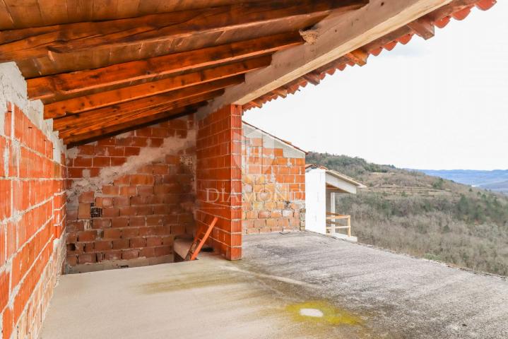 Motovun, Kamena kuća s panoramskim pogledom na Motovun !