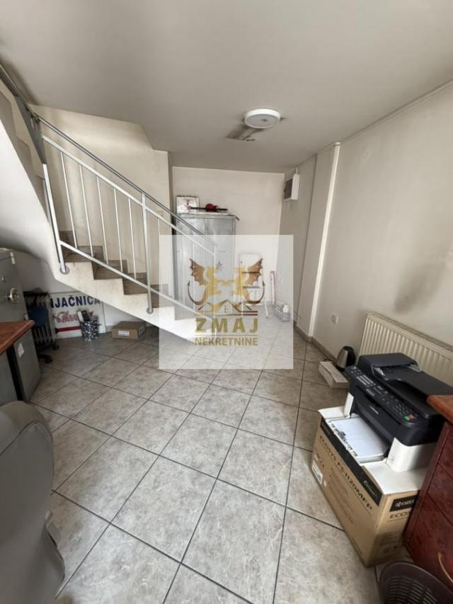 IZDAJE SE ULICNI LOKAL POVRSINE 40m2, DVA NIVOA, TRENUTNO OPREMLJEN ZA MENJACNICU