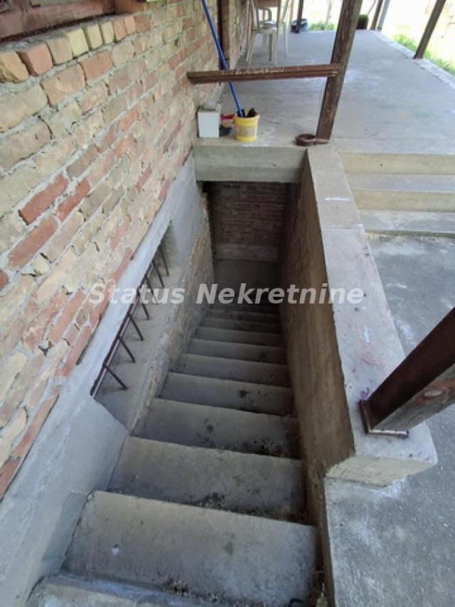 Futog-Uknjižena kuća 118 m2 na Velikom Placu 4770 m2 za Poslovanje i Biznis-065/385 8880