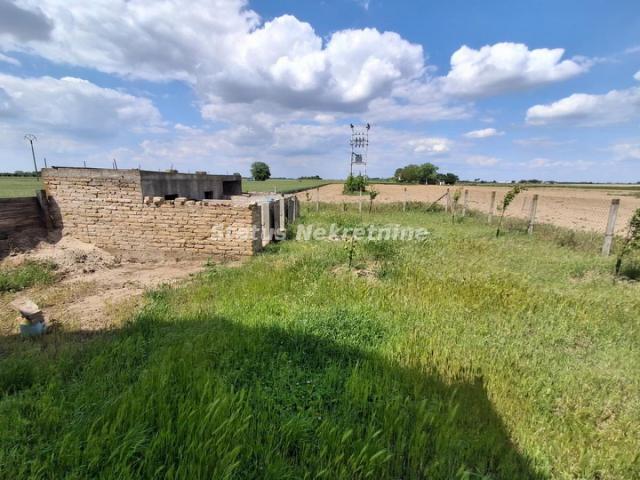Futog-Uknjižena kuća 118 m2 na Velikom Placu 4770 m2 za Poslovanje i Biznis-065/385 8880