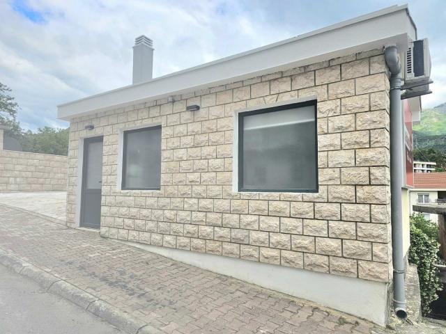 Poslovni prostor 28m² na odličnoj lokaciji – Topliški put, Budva (IZDAVANJE NA DUZI PERIOD)