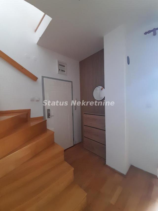 Jednoiposoban, kvalitetno opremljen i svetao dupleks, 42 kvadrata, u centru Novog Sada
