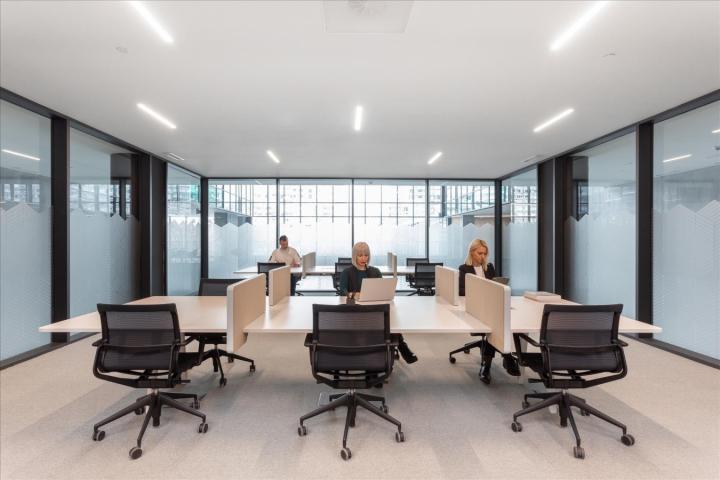 Bukirajte rezervisano coworking mesto na lokaciji Spaces Navigator II