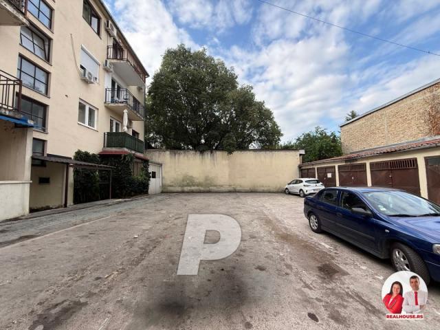 Jednoiposoban u centru sa parkingom