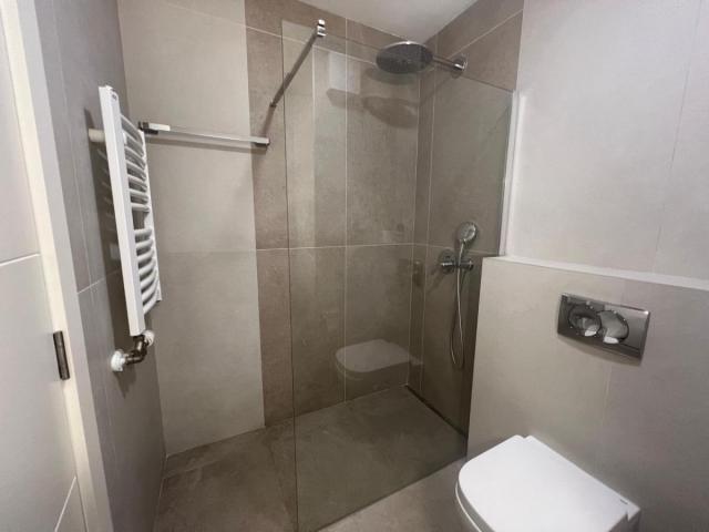 Izdaje se Trosoban  112m prazan West 65 Novi  Beograd za kancelarije