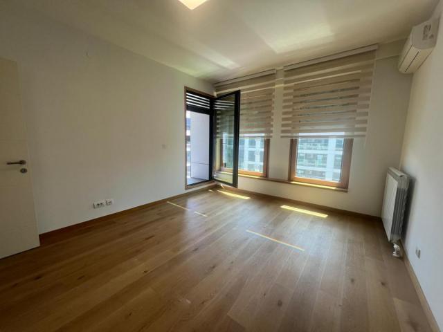 Izdaje se Trosoban  112m prazan West 65 Novi  Beograd za kancelarije
