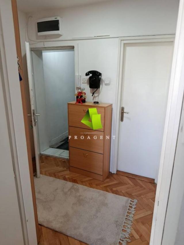 Renoviran dvoiposoban stan na atraktivnoj lokaciji na Crvenom pevcu ID#8382