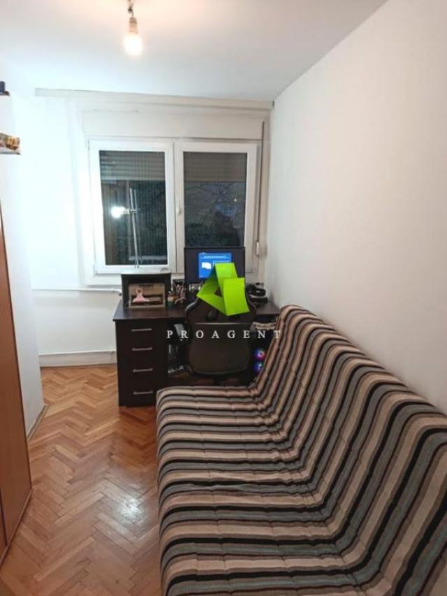 Renoviran dvoiposoban stan na atraktivnoj lokaciji na Crvenom pevcu ID#8382