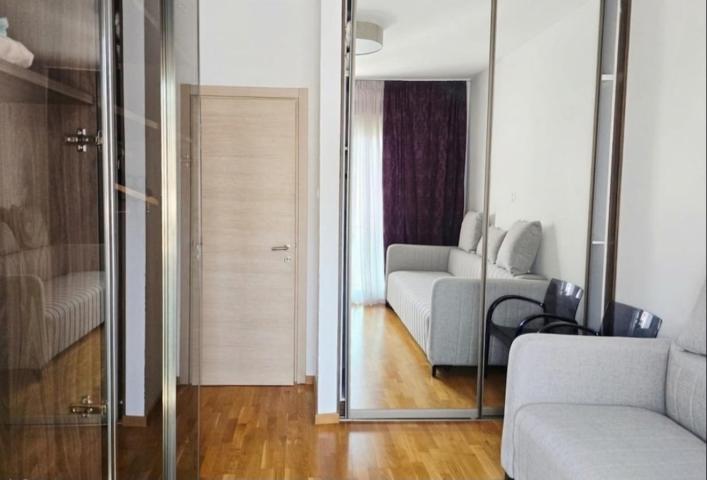 Premium dvosobni stan u Bečićima – 100 metara od mora
