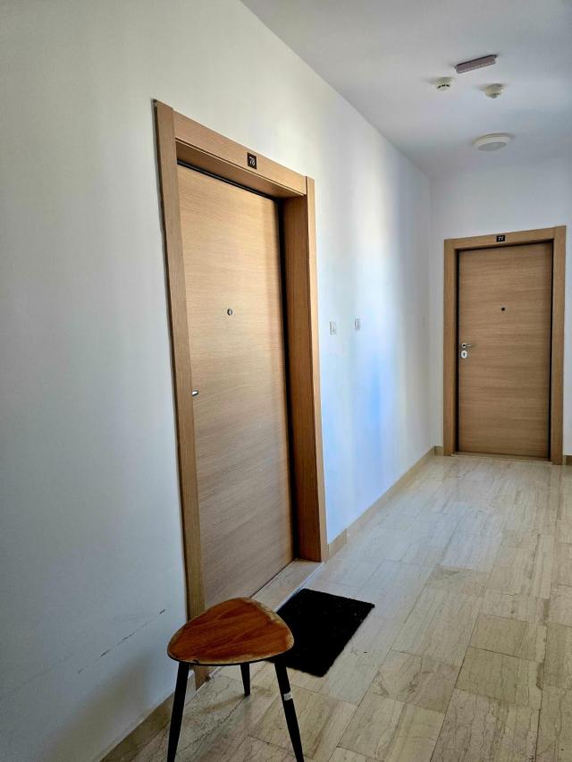 Premium dvosobni stan u Bečićima – 100 metara od mora