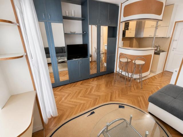 25m², I sprat, dvorišna orijentacija, zastakljena terasa