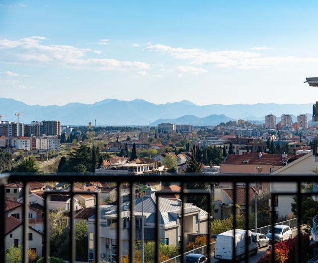 Podgorica, Gorica C – luksuzno opremljen dvosoban stan sa garažom