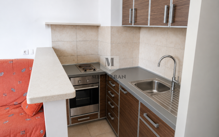 Savina, renoviran i potpuno opremljen stan površine 33m² u stambenoj zgradi. 