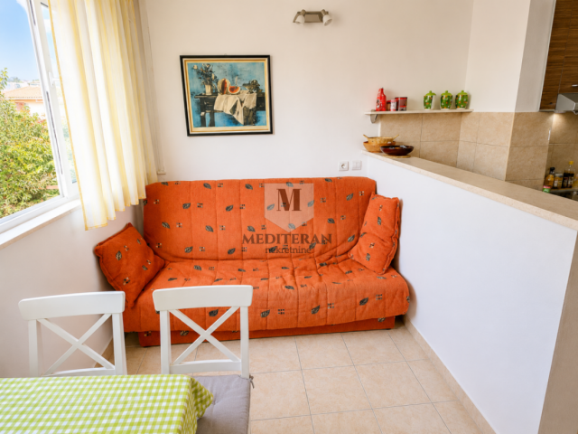 Savina, renoviran i potpuno opremljen stan površine 33m² u stambenoj zgradi. 