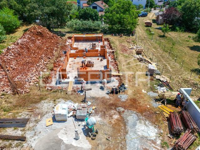
Iatra, Poreč okolica – moderna dvojna kuće s bazenom i pogledom na more


