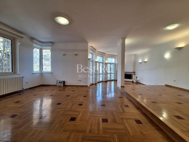 Kuća sa prostranim dvorištem i unutrašnjim bazenom