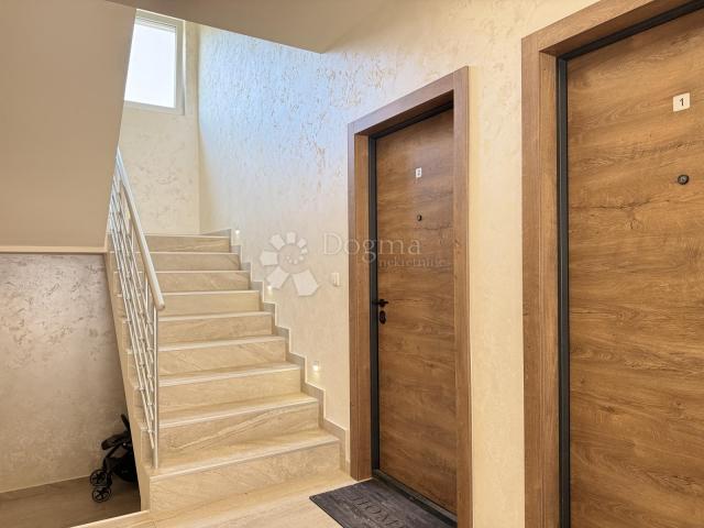 Batajnica 1. sprat 60m2 3.0 sa PARKING mestom
