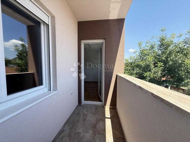 Batajnica 1. sprat 60m2 3.0 sa PARKING mestom