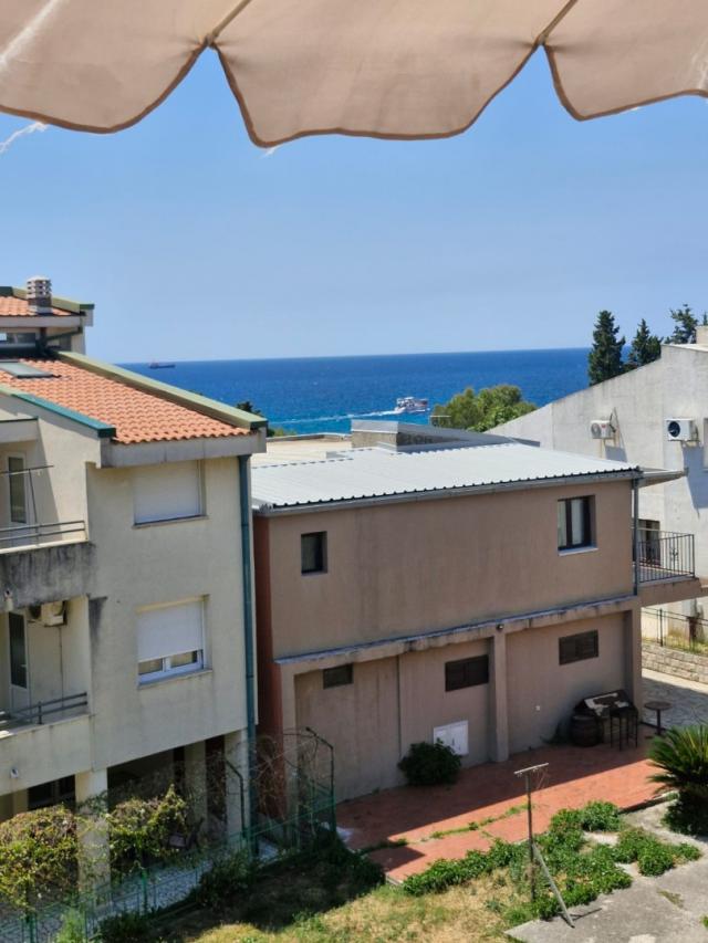 Spacious two-bedroom apartment in Shushan, just 100 meters from the sea