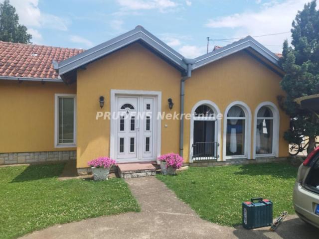 Surčin, dve prelepe prizemne kuće