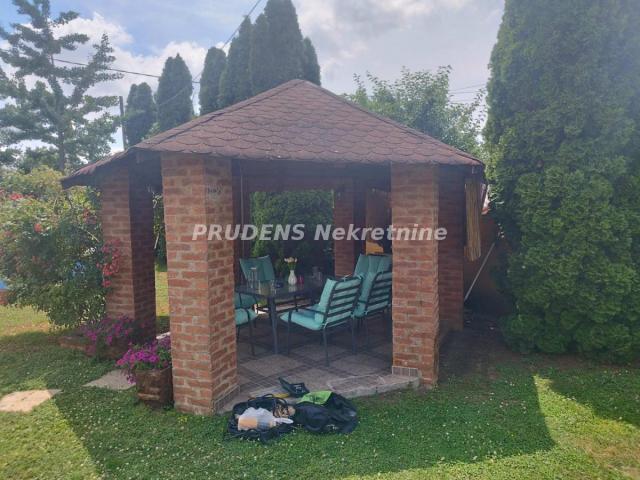 Surčin, dve prelepe prizemne kuće