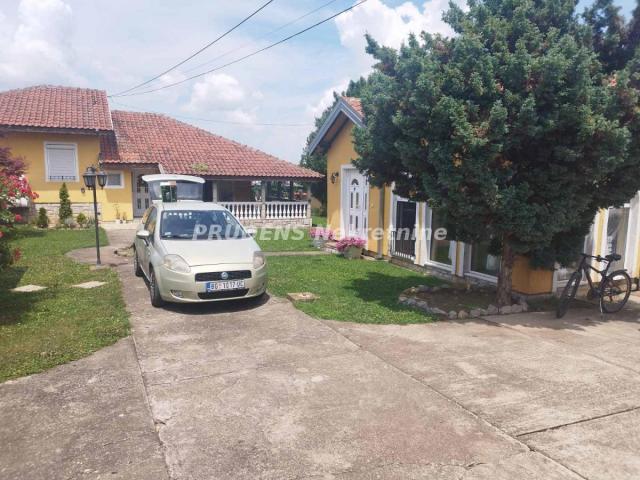 Surčin, dve prelepe prizemne kuće
