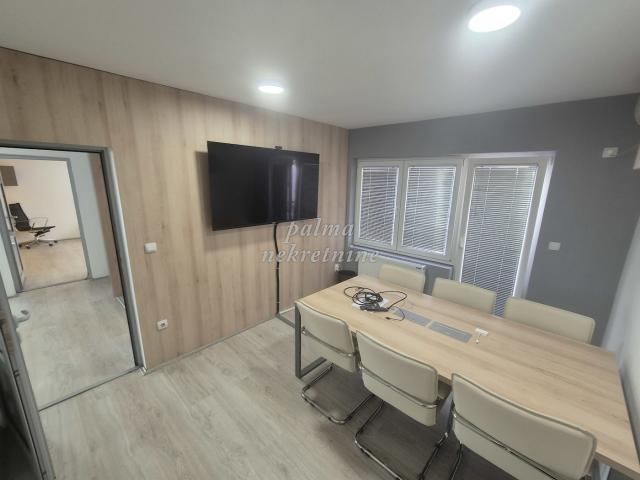 Izdavanje, Poslovni prostor, 300m2 , Centar