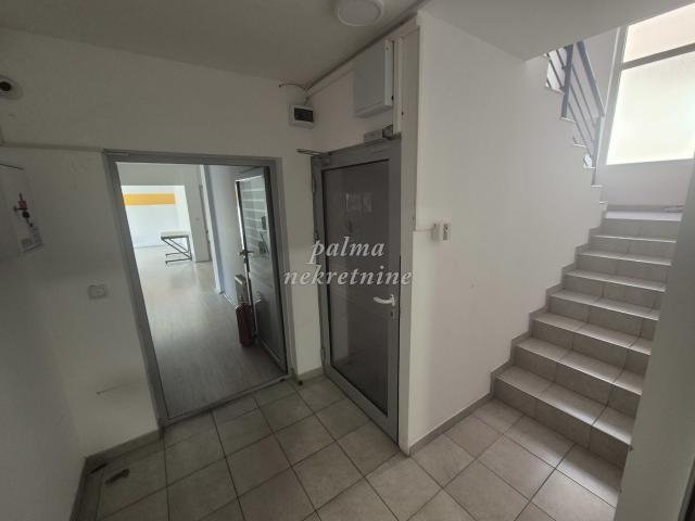 Izdavanje, Poslovni prostor, 300m2 , Centar