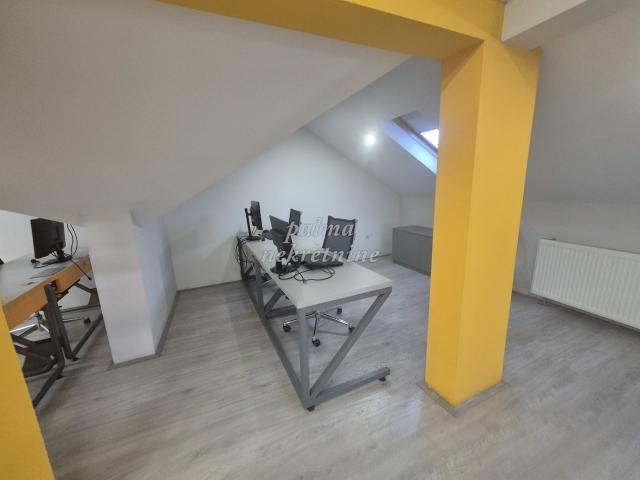 Izdavanje, Poslovni prostor, 300m2 , Centar