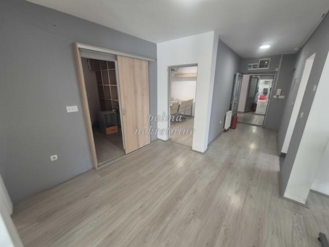 Izdavanje, Poslovni prostor, 300m2 , Centar