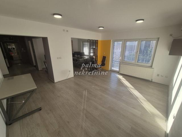 Izdavanje, Poslovni prostor, 300m2 , Centar